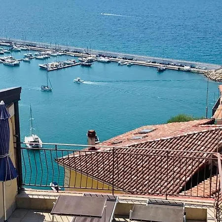 A Due Passi Dal Castello * Агрополи
