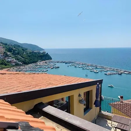 A Due Passi Dal Castello * Агрополи